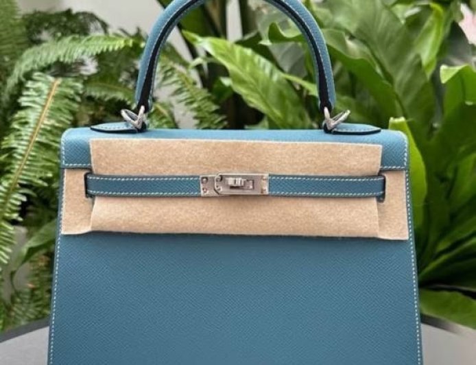 Top Fashion Tips for Styling Luxury-Inspired Handbags