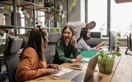 Why Online Retailers Need Dedicated Contact Centers During Peak Shopping Seasons
